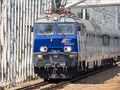 Lokomotywa elektryczna EP09-014 PKP Intercity na torach, przejeżdżająca przez stację.