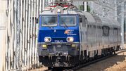 Lokomotywa elektryczna EP09-014 PKP Intercity na torach, przejeżdżająca przez stację.
