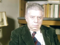 Eugenio Montale na tle książek