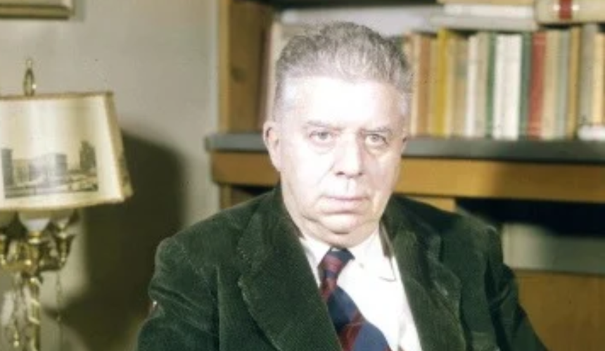 Eugenio Montale na tle książek