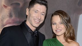 Robert Lewandowski w czarnym garniturze, Anna Lewandowska w zielonej sukience.