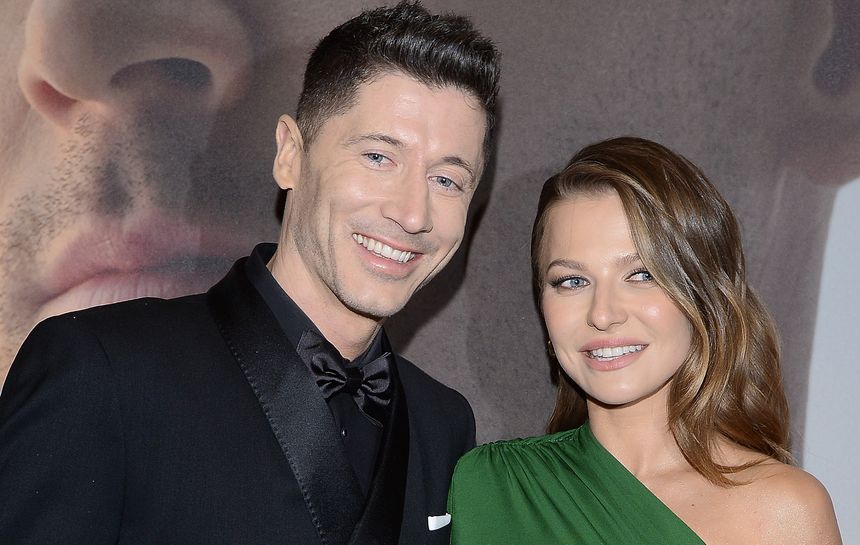 Robert Lewandowski w czarnym garniturze, Anna Lewandowska w zielonej sukience.