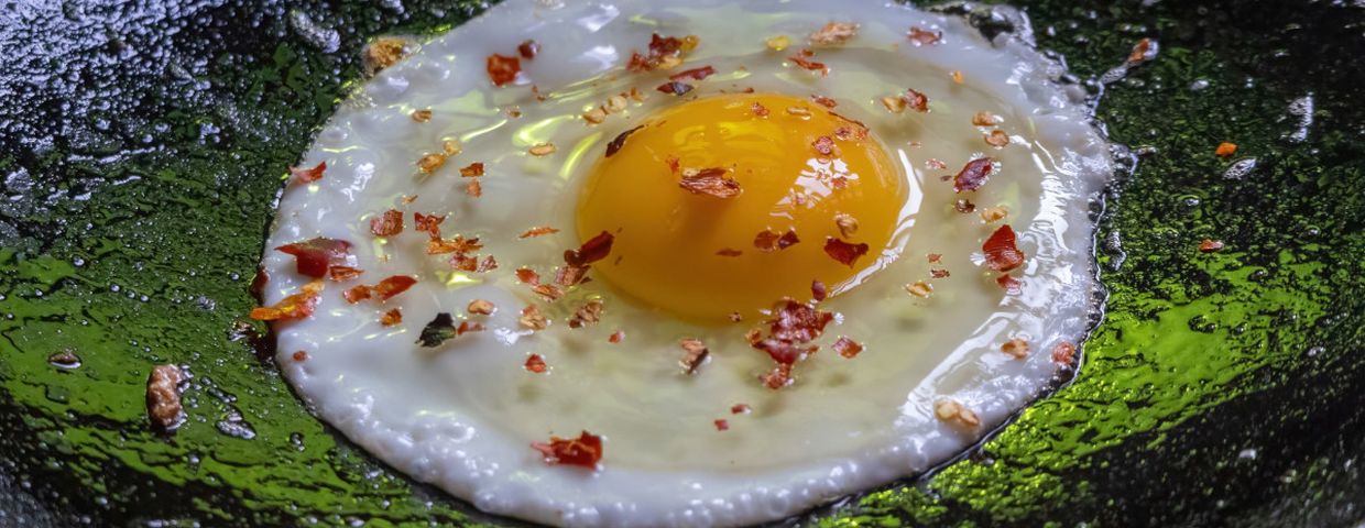 jajko sadzone z płatkami chili