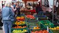 Osiedlowy bazar w Warszawie