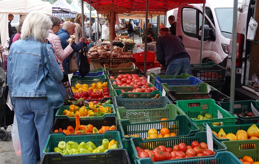 Osiedlowy bazar w Warszawie
