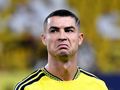 Na zdjęciu widoczny Cristiano Ronaldo z niezadowoloną miną, w żółtym stroju piłkarskim.