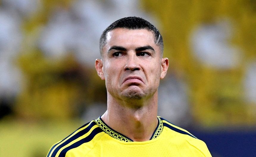 Na zdjęciu widoczny Cristiano Ronaldo z niezadowoloną miną, w żółtym stroju piłkarskim.