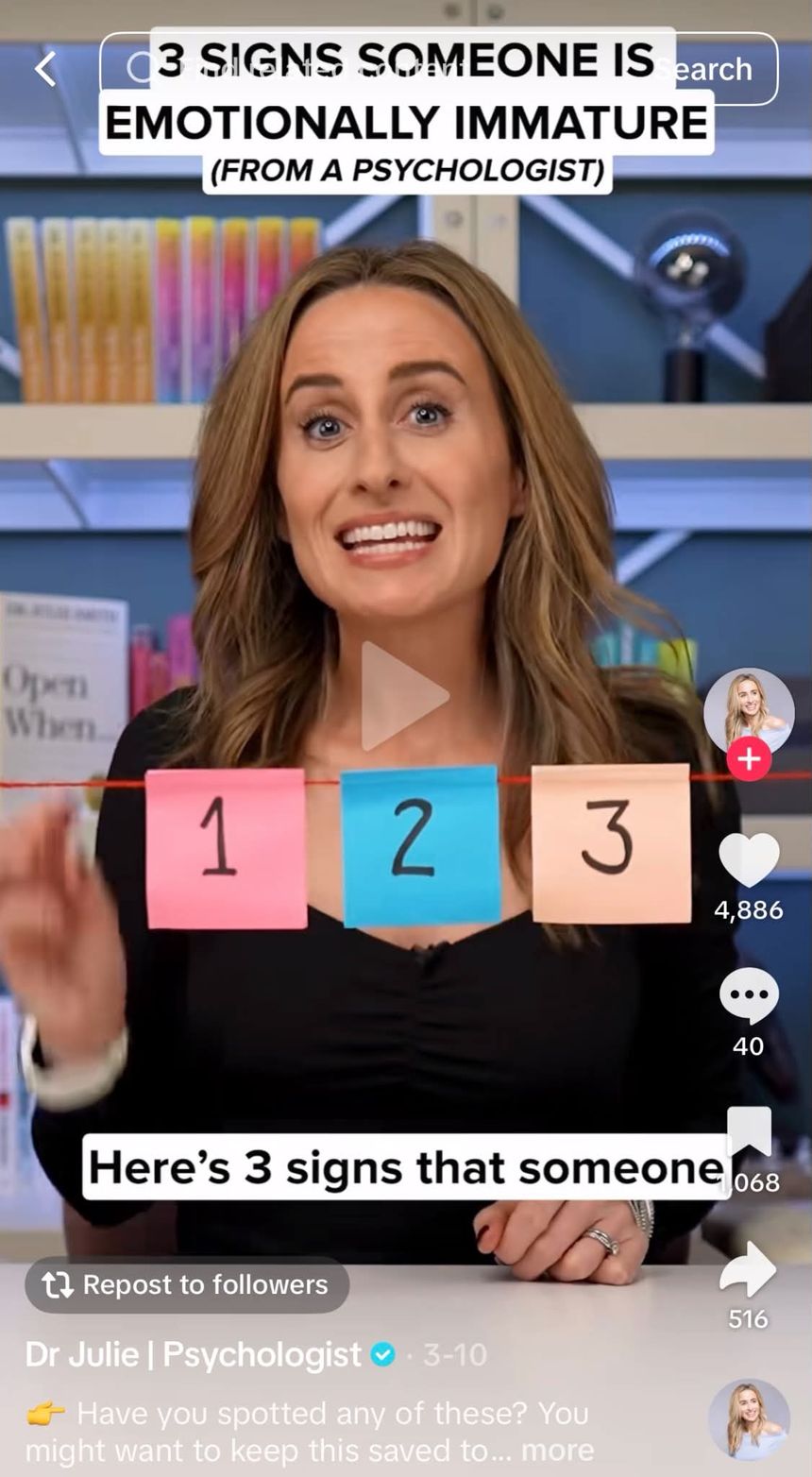 Kobieta w czarnej bluzce z papierowymi kartkami z numerami 1, 2, 3