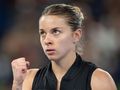 Maja Chwalińska w sportowym stroju z zaciętą miną, podniesioną pięścią. Wyraża determinację podczas meczu.