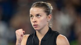 Maja Chwalińska w sportowym stroju z zaciętą miną, podniesioną pięścią. Wyraża determinację podczas meczu.