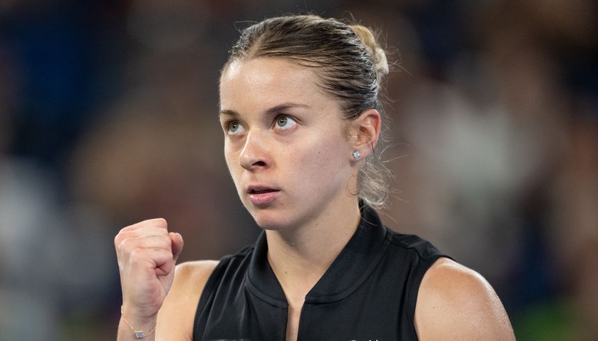 Maja Chwalińska w sportowym stroju z zaciętą miną, podniesioną pięścią. Wyraża determinację podczas meczu.