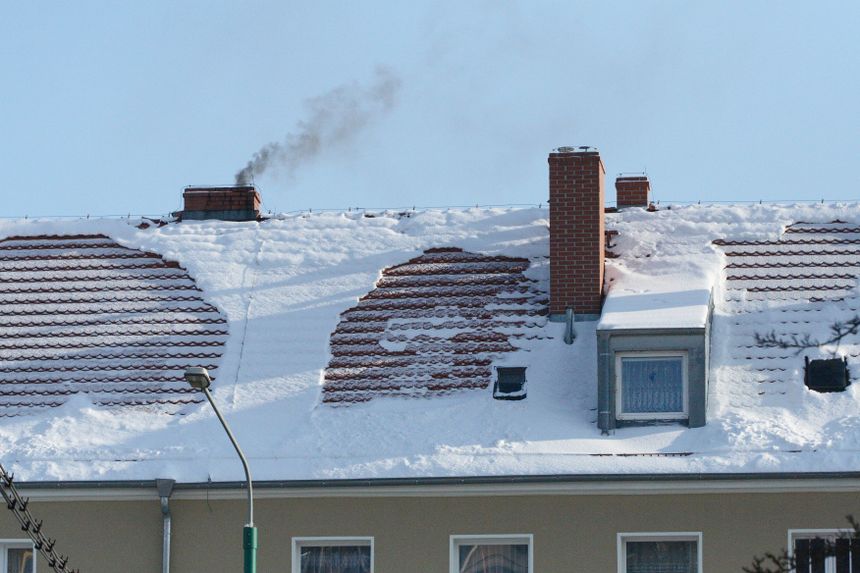 Śnieg zalegający na dachu budynku