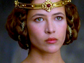 Braveheart - Sophie Marceau. Kobieta w złotej koronie z czerwonym kamieniem, skupiona na widzu, z ułożonymi włosami.