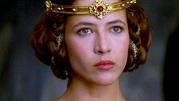 Braveheart - Sophie Marceau. Kobieta w złotej koronie z czerwonym kamieniem, skupiona na widzu, z ułożonymi włosami.