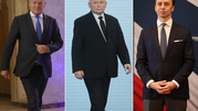Trzech mężczyzn w garniturach, każdy na innym tle. Pośrodku w czerni Jarosław Kaczyński.