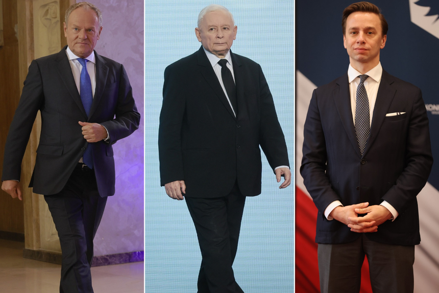 Trzech mężczyzn w garniturach, każdy na innym tle. Pośrodku w czerni Jarosław Kaczyński.
