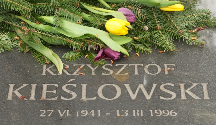 Tulipany na grobie Krzysztofa Kieślowskiego