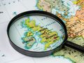 Mikroskopijne powiększenie mapy Europy, zaznaczona Wielka Brytania i Irlandia.