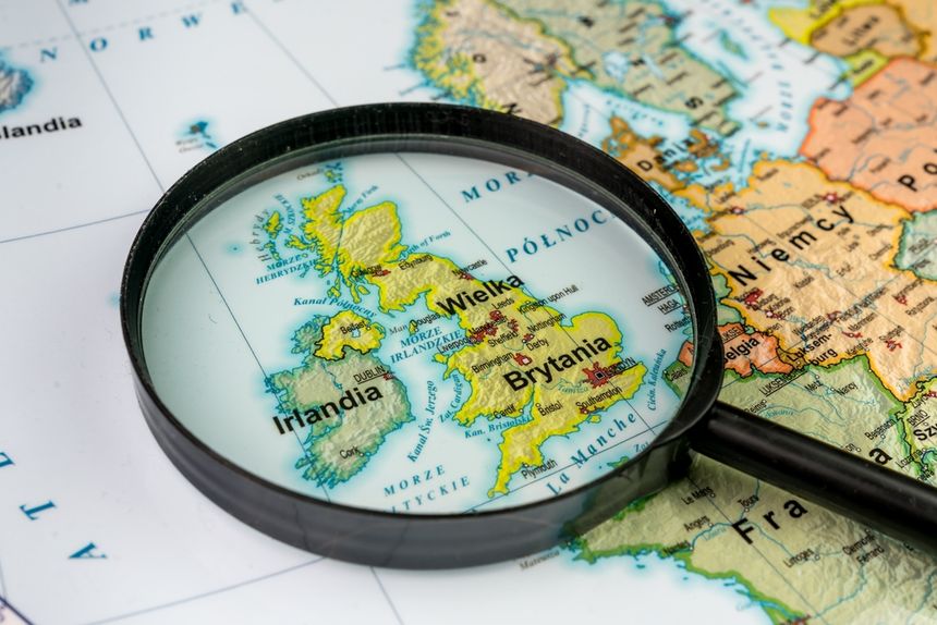 Mikroskopijne powiększenie mapy Europy, zaznaczona Wielka Brytania i Irlandia.