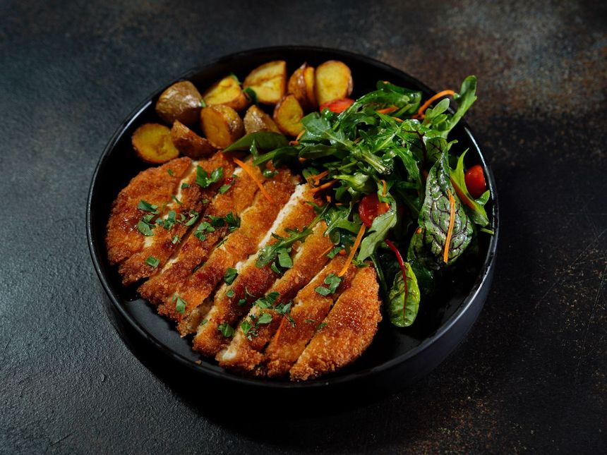 Kotlet z ziemniakami i sałatką