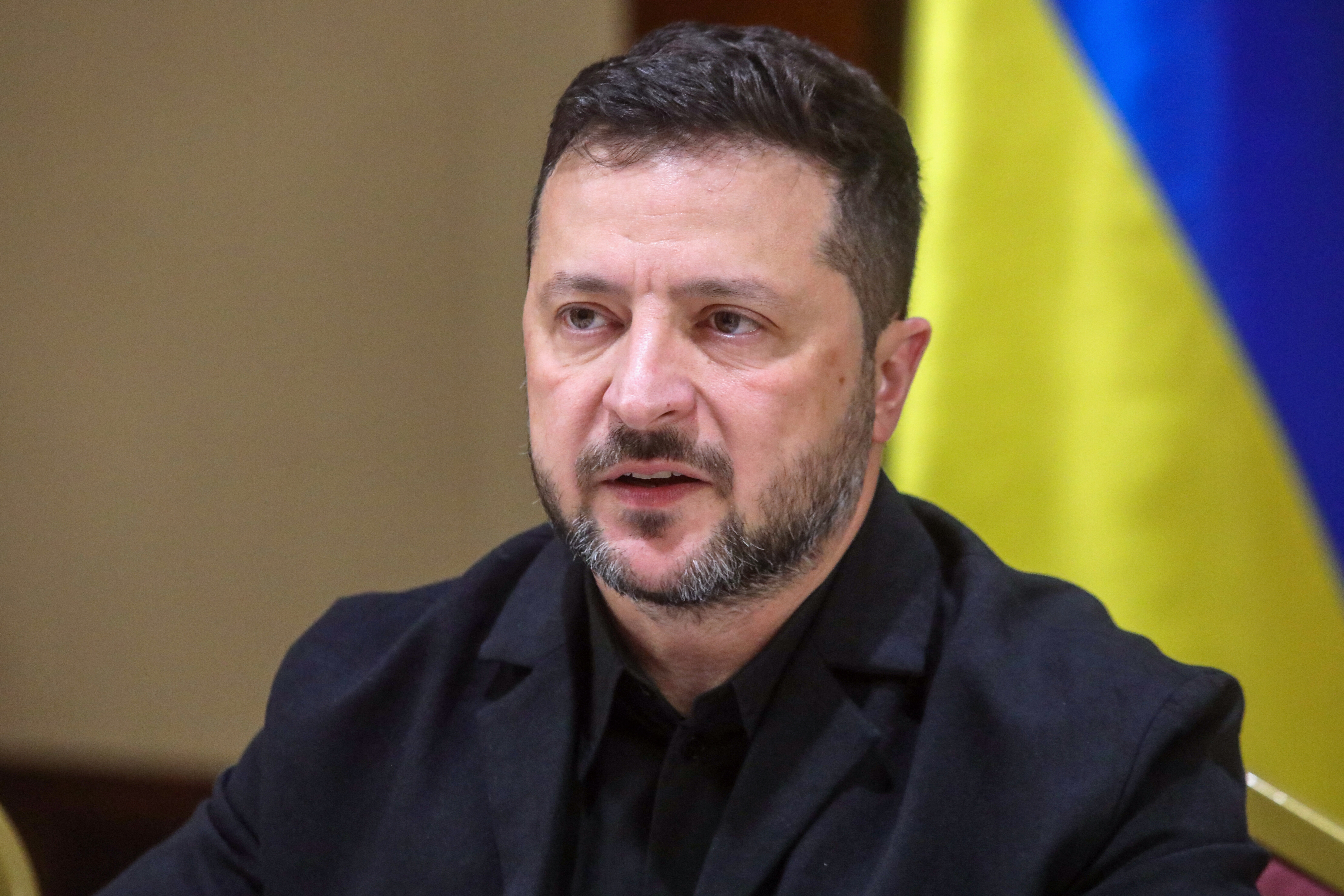 „Wszystko zależy od Rosjan”. Zełenski o trójstronnym spotkaniu z USA i Rosją
