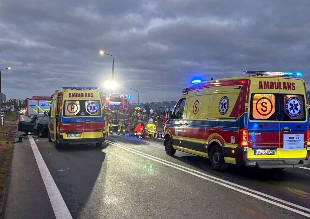 Poważny wypadek w Opolskiem. Droga nr 42 zablokowana po zderzeniu pojazdów