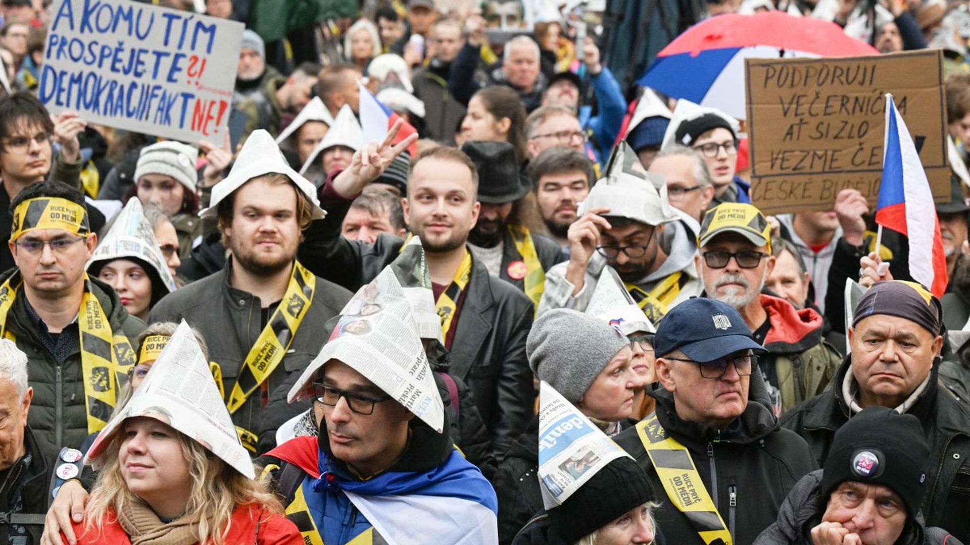 Głosowanie nad ranem i papierowe czapki. Dlaczego Czesi wyszli na ulice ...