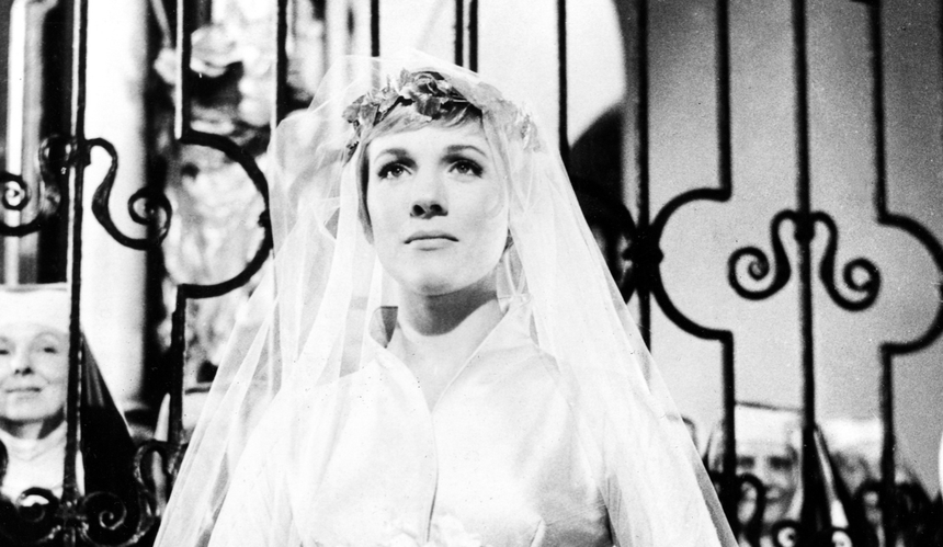 Julie Andrews w sukni ślubnej w filmie 