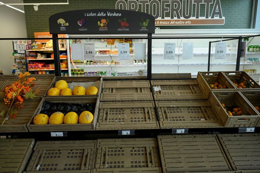 W sklepach na południu Włoch zabrakło podstawowych produktów