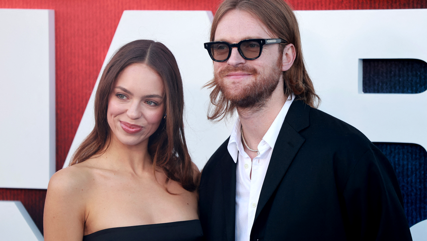 Claudia Sulewski i Finneas O’Connell