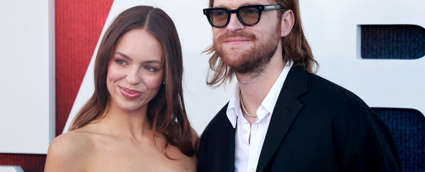 Claudia Sulewski i Finneas O’Connell