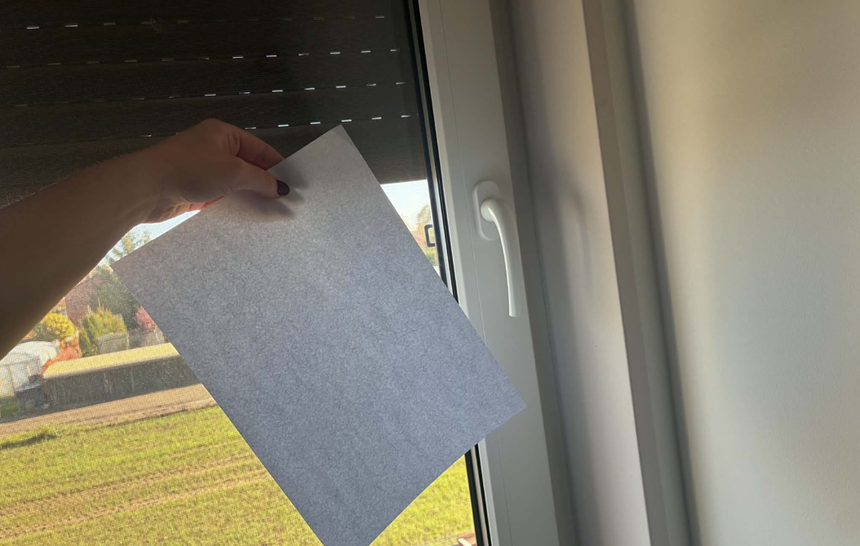 Test z kartką na sprawdzenie szczelności okna