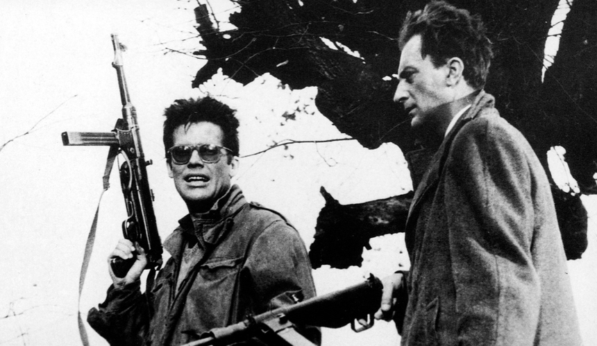 Zbigniew Cybulski z bronią na planie filmu \