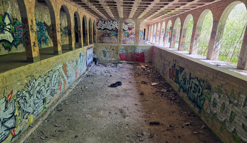 Zrujnowane wnętrze surowego zamku z graffiti i śmieciami