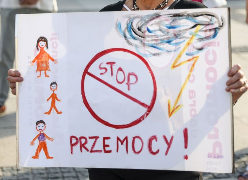  1/3 Polek i Polaków uważa, że bicie dzieci można usprawiedliwić. Jeszcze więcej osób krzyczy na dzieci [zdjęcie ilustracyjne] 