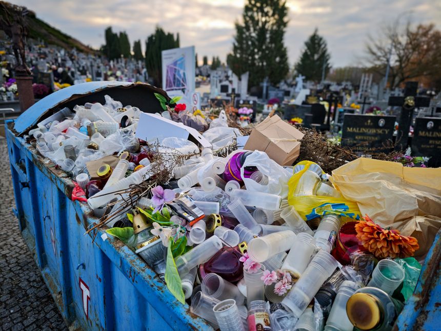 Kontener na śmieci na cmentarzu, Białystok
