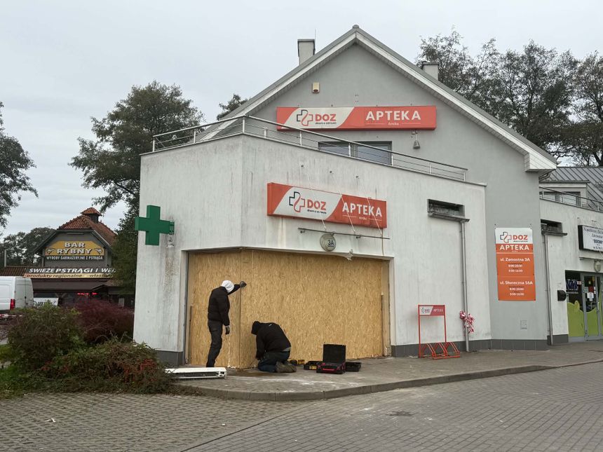 Apteka, w którą wjechała kobieta