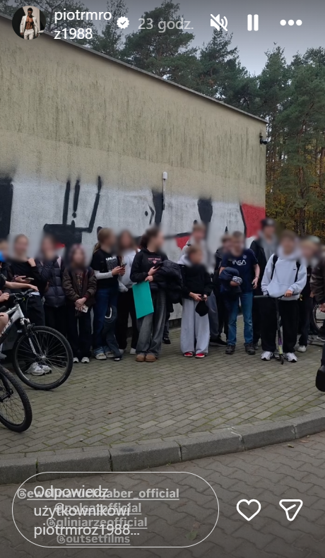 grupa młodych fanów dla planie serialu Gliniarze