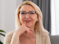 Uśmiechnięta blondynka w okularach