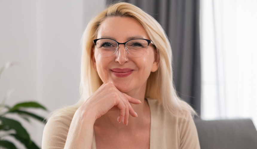 Uśmiechnięta blondynka w okularach