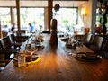 Stół w eleganckiej restauracji, nakryty do posiłku, z widokiem na ogród.