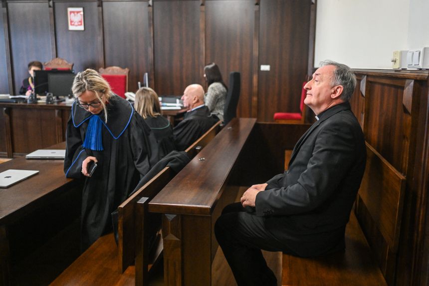 Biskup Jeż na sali sądowej