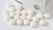 Na zdjęciu widoczna jest biała tabletka obok opakowania z inskrypcją „30 tablets”.