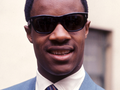 Stevie Wonder, 1967 rok. Na zdjęciu widoczny mężczyzna w okularach przeciwsłonecznych, uśmiechający się.