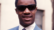 Stevie Wonder, 1967 rok. Na zdjęciu widoczny mężczyzna w okularach przeciwsłonecznych, uśmiechający się.