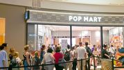 Kolejka do sklepu POP MART w centrum handlowym, wiele osób czeka na wejście do środka.