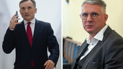 Dwa mężczyźni w garniturach, jeden rozmawia przez telefon, drugi patrzy w kierunku kamery.