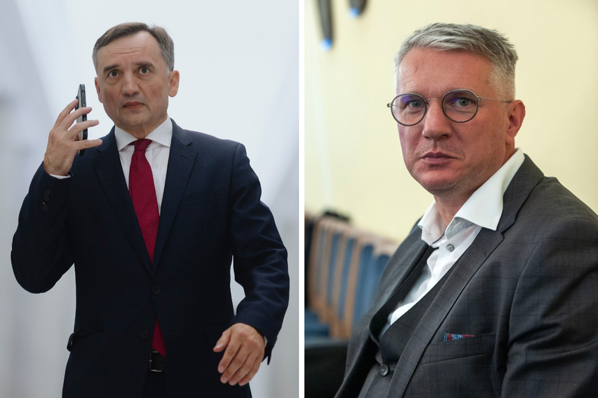 Dwa mężczyźni w garniturach, jeden rozmawia przez telefon, drugi patrzy w kierunku kamery.
