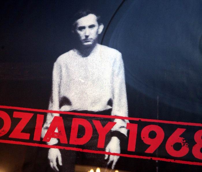 Czarnobiałe zdjęcie mężczyzny w jasnej koszuli, pod napisem \