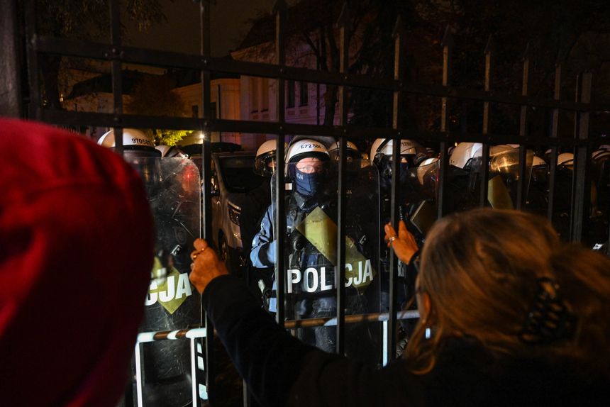 Policja wkroczyła na teren TK